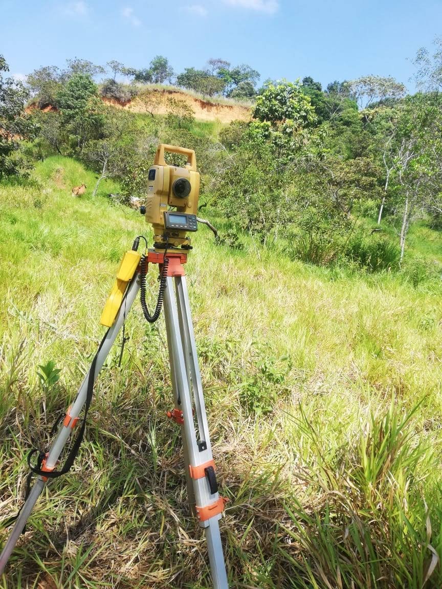 Dron profesional en terreno